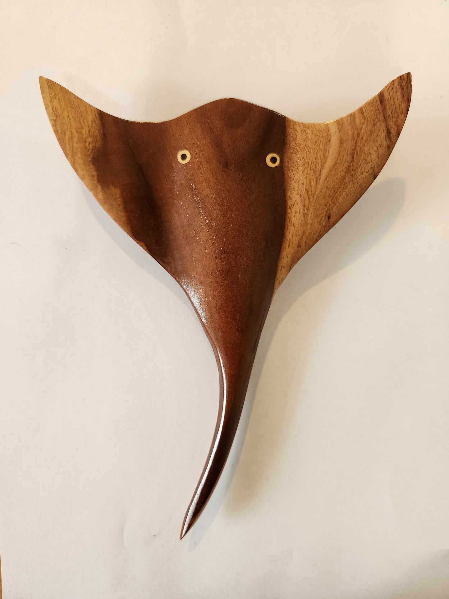 Stingray tallado a mano de madera local de Burau, Tau o Miro - Pequeño