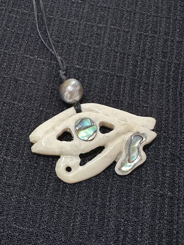 Handskuren Eye of Horus halsband - Tahitian Black Pearl & Cattle Bone