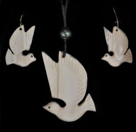 Boucles d'oreilles et pendentif en Tern féerique sculptés à la main - Os de bétail et perle noire tahitienne