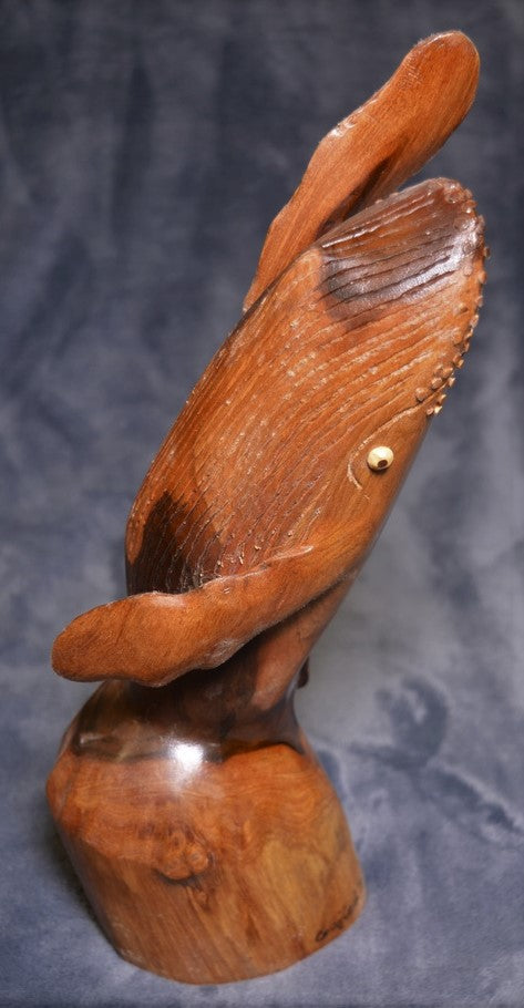 Ballena jorobada tallada a mano en madera local de Miró