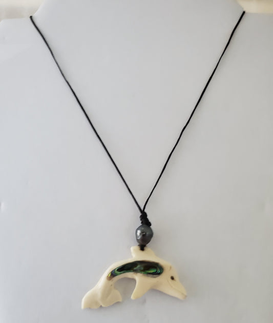 Collier Dauphin sculpté à la main - Os de bovin, perle noire de Tahiti & Abalone