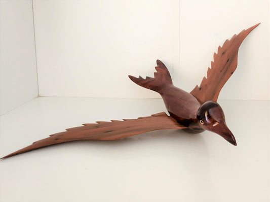 Pájaro en vuelo tallado a mano en un soporte - de madera local Miro