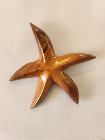 Colgante de pared de estrella de mar tallado a mano de madera local de Miro - Pequeño