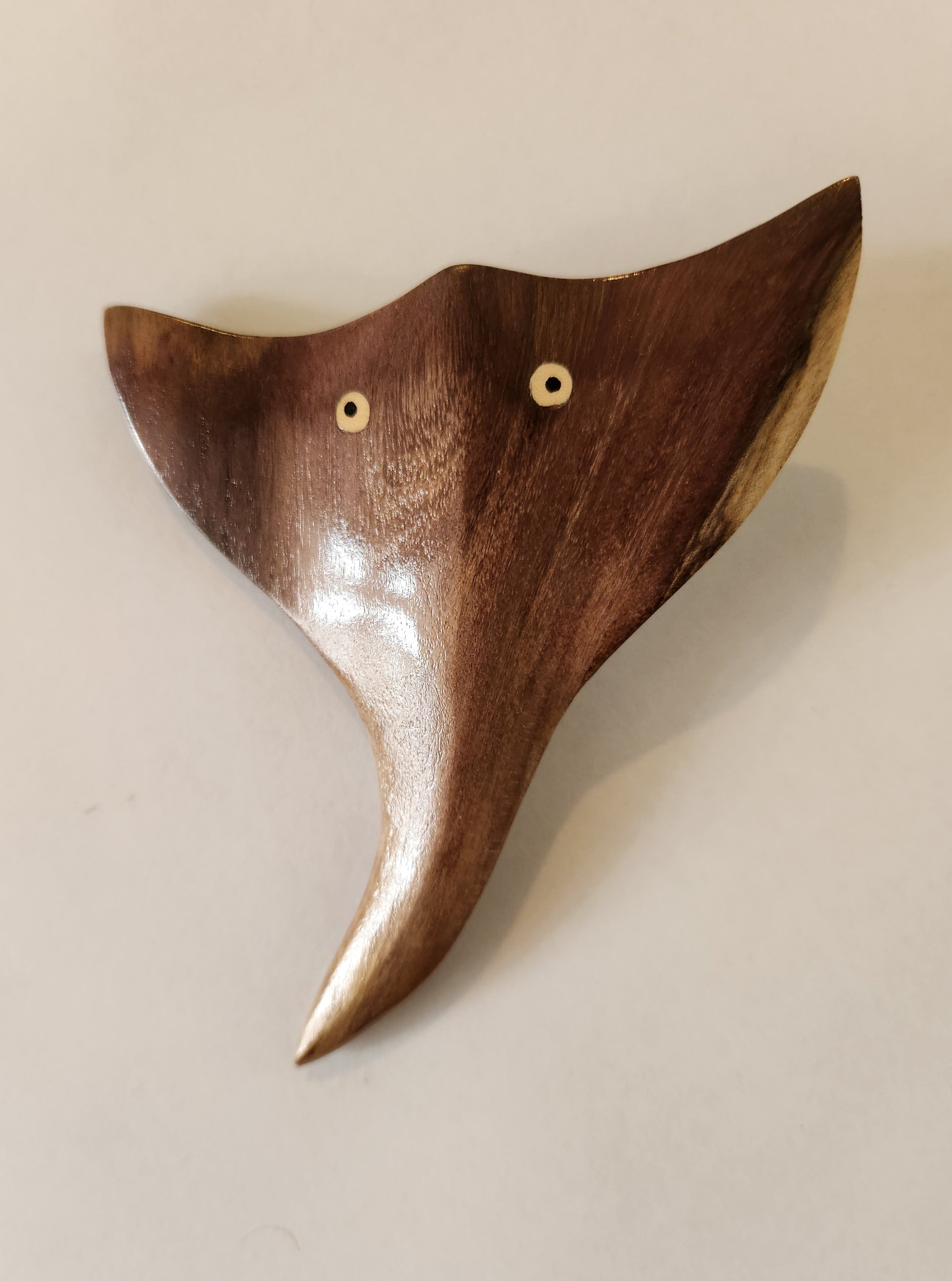 Petite Stingray sculptée à la main en bois Miro local