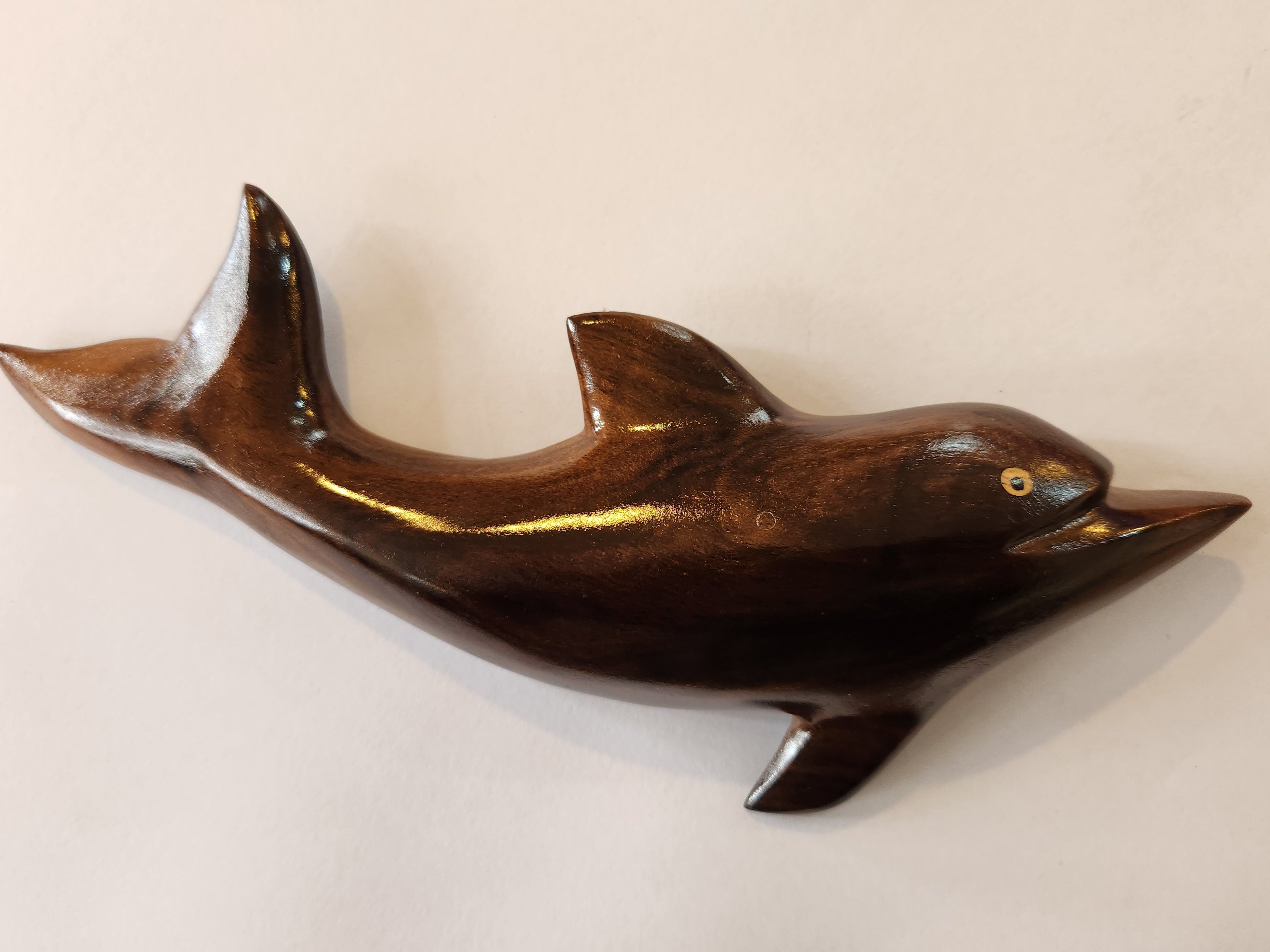 Håndskåret Dolphin Wall Hanging from Local Miro Wood - Medium