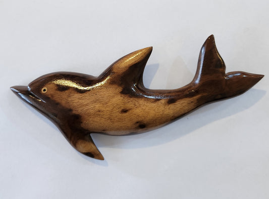 Handgeschnitzte Delphinwand, die vom lokalen Miro-Holz hängt - Medium