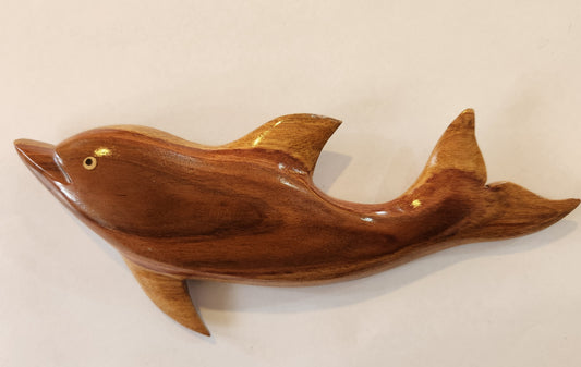 Handgeschnitzte Delphinwand, die vom lokalen Miro-Holz hängt - Medium