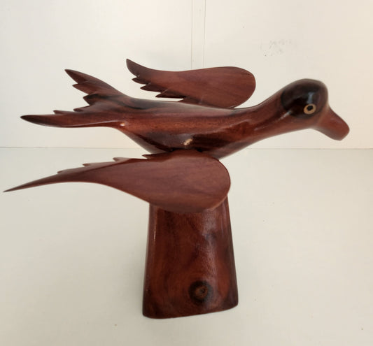 Pájaro en vuelo tallado a mano en un soporte - de madera local Miro