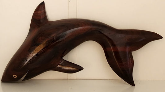 Handgeschnitzter Hai aus Local Miro - Medium