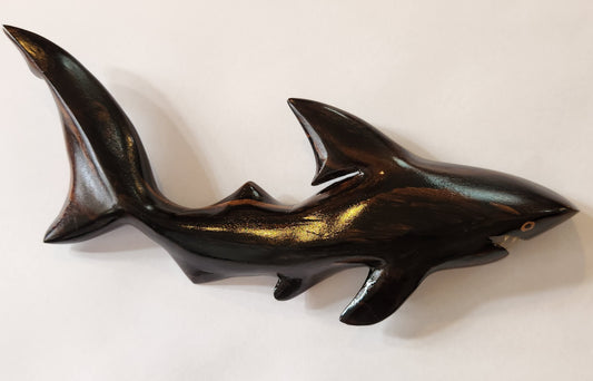 Tiburón tallado a mano de Local Miro - Mediano