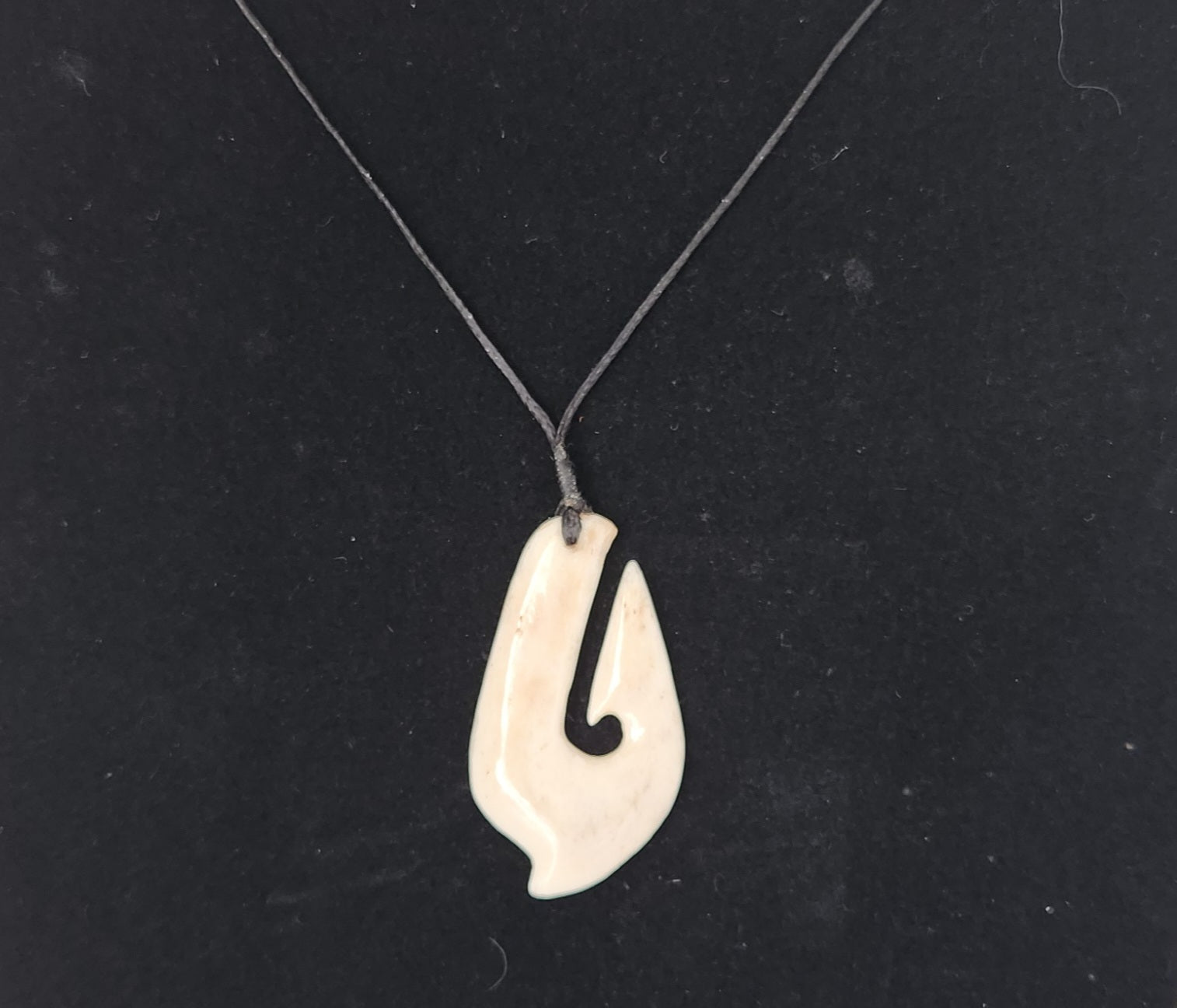 bone fish hook nz Maori Scrimshaw Necklace (Large Size) Earthbound Pacific Black/Blue Provided with adjustable cord Hand Carved Pasifika Fish Hook