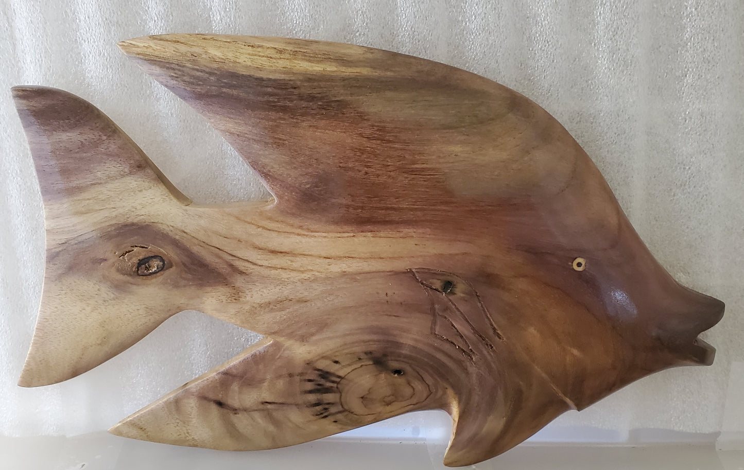 Stingray sculpté à la main en bois local de Burau, Tau ou Miro - Petit