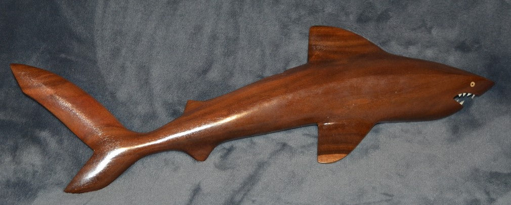 Colgante de pared de tiburón tallado en madera de Burau o Miro local
