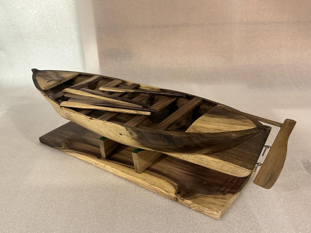 Modelo de barco largo de la isla Pitcairn tallado a mano en madera de Burau local