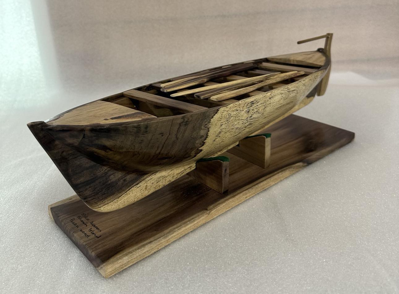 Modelo de barco largo de la isla Pitcairn tallado a mano en madera de Burau local