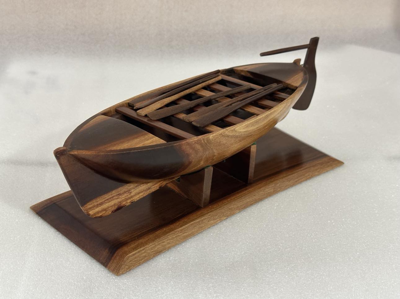 Handgeschnitztes Pitcairn Island Long Boat Modell aus lokalem Burau Holz