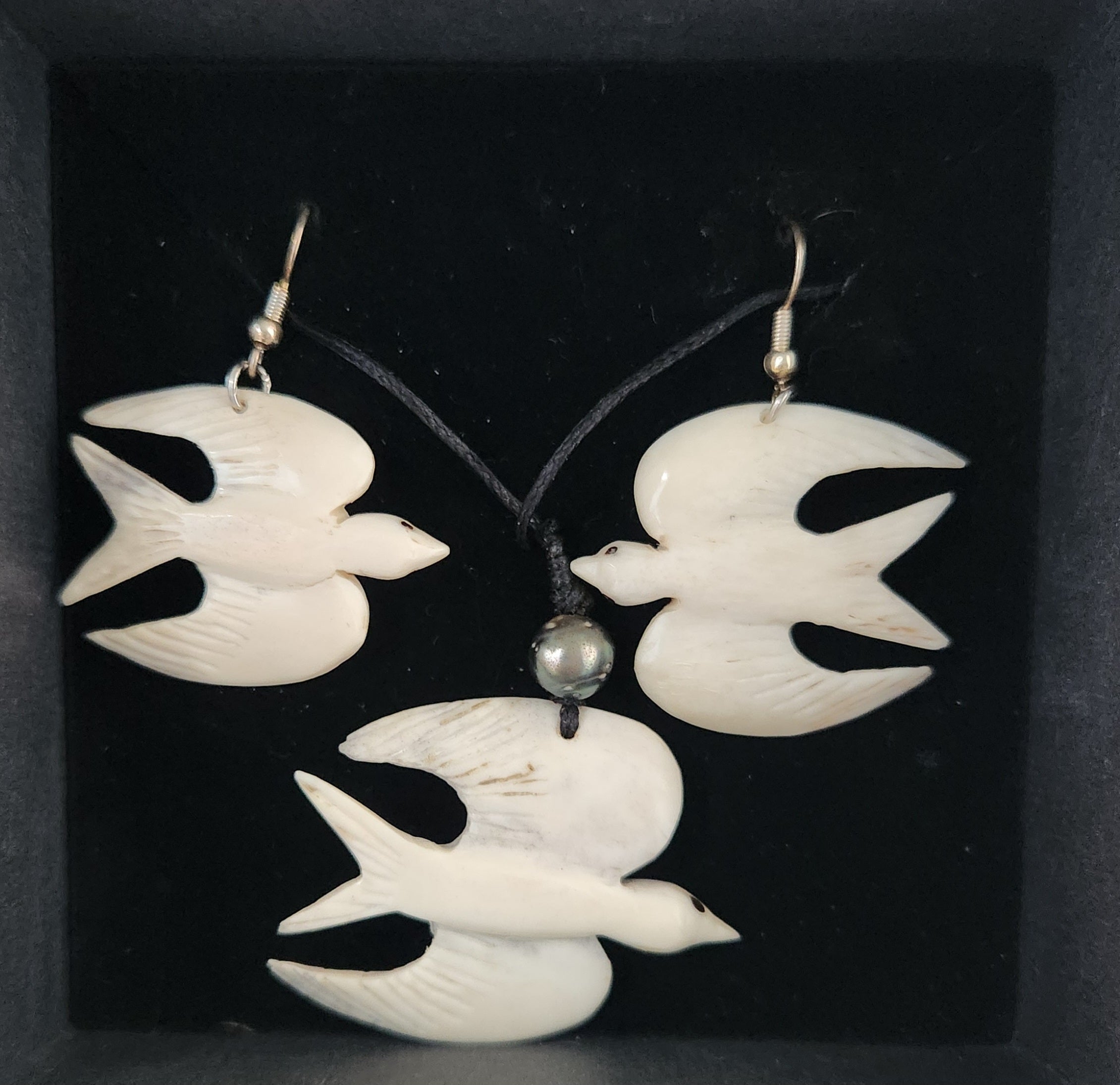 Juego de aretes y collar Fairy Tern tallados a mano - Hueso de ganado y perla negra de Tahití