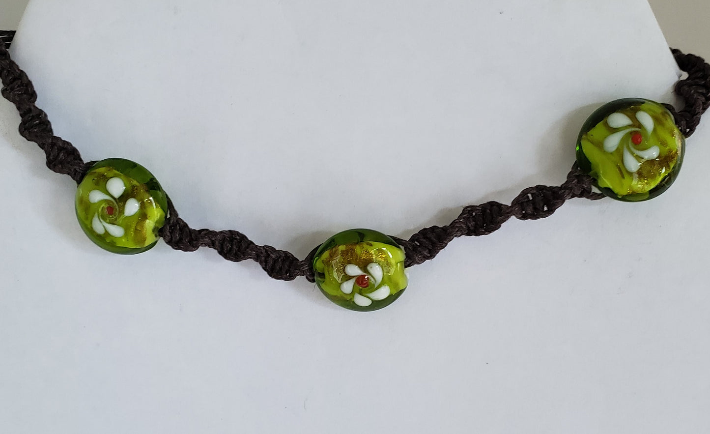 Handgeflochtenes Armband mit grünen Perlen aus recyceltem Glas