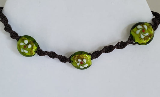 Handflätat armband med gröna återvunna glaspärlor