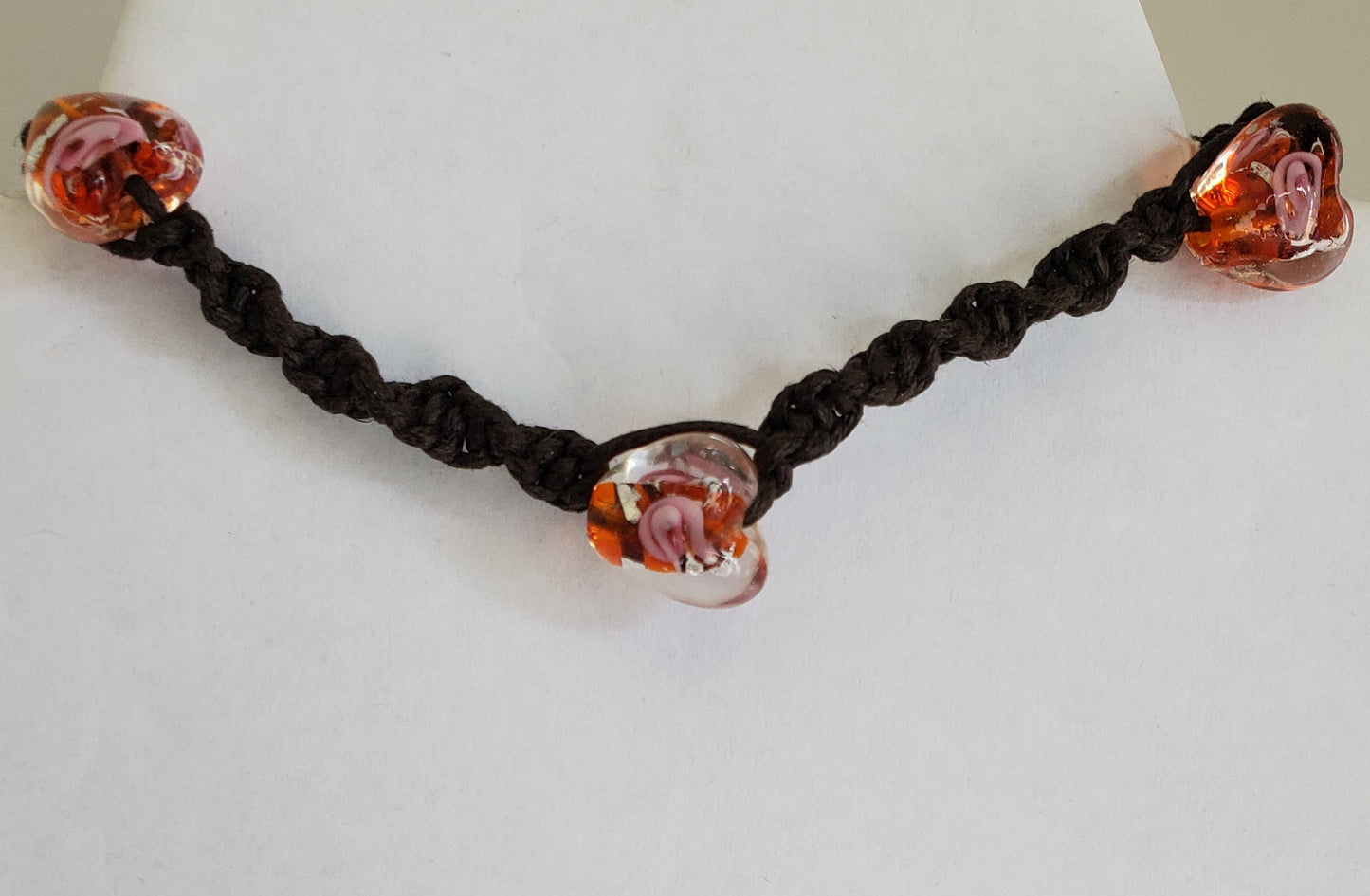 Bracelet cordon tressé à la main - avec 3 perles de verre recyclé