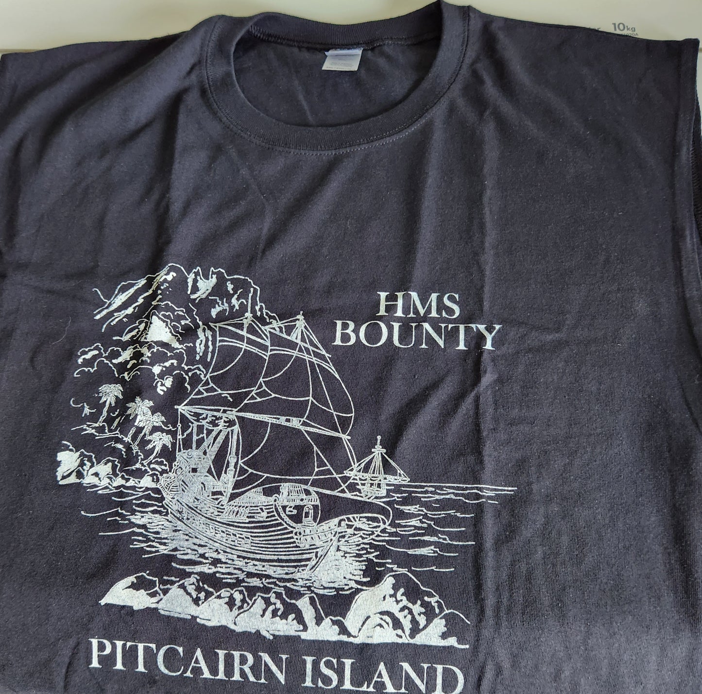 Pitcairn Muscle T. with HMAV Bounty Print - Mens