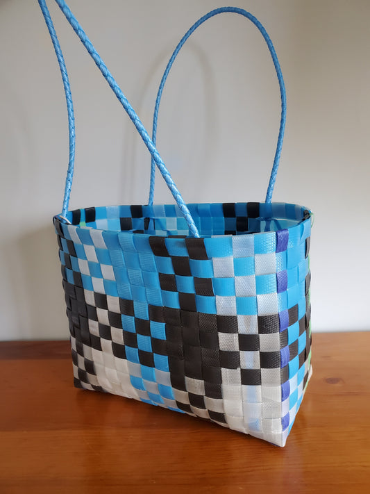 Bolsa de correa hecha a mano de plástico reciclado