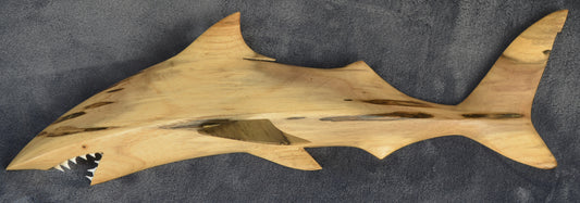 Grand requin sculpté à la main en bois de Burau local