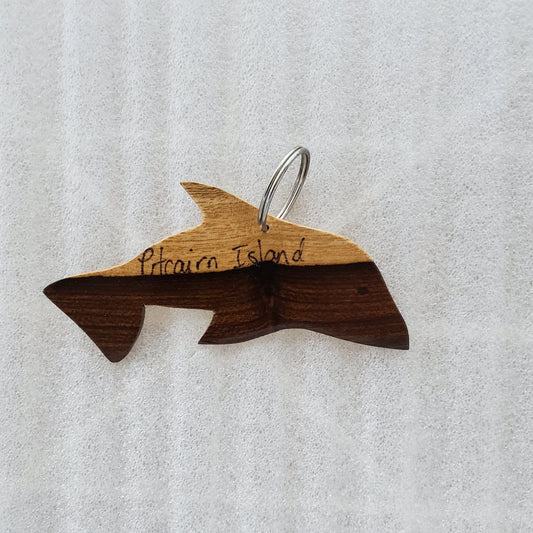 Llavero de delfín hecho a mano - de madera de Miró local