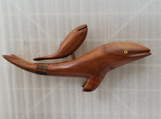 Madre ballena jorobada y becerro tallados a mano - de madera local de Miro