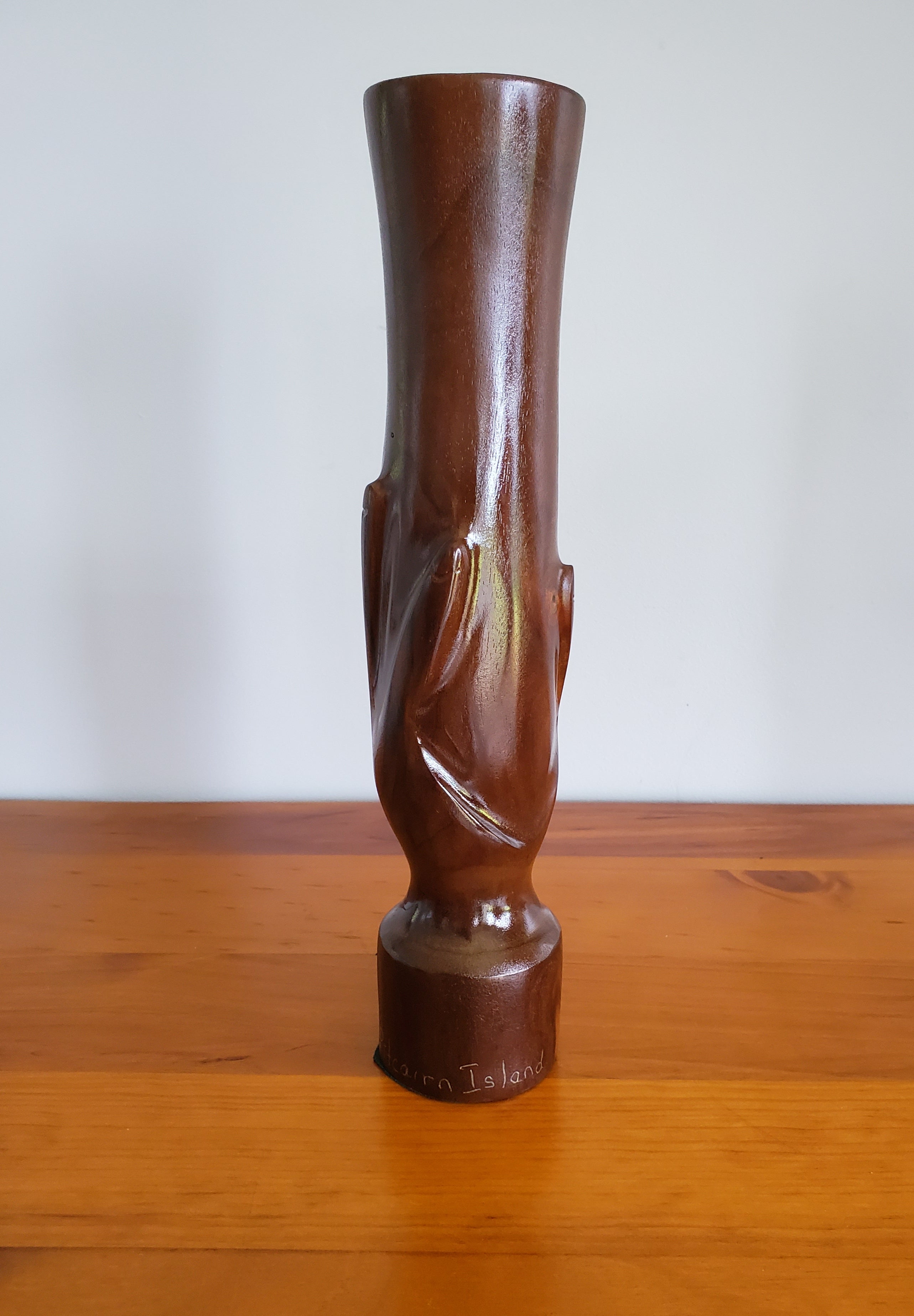 Handgeschnitzte traditionelle Handvase aus lokalem Miro-Holz - groß