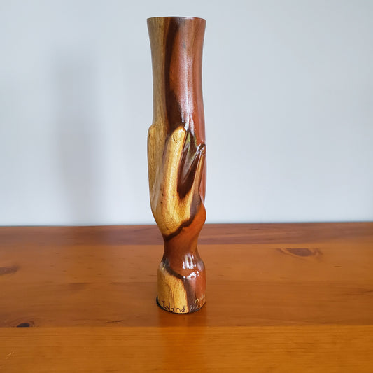 Jarrón de mano tradicional tallado a mano de madera local de Miro - Mediano