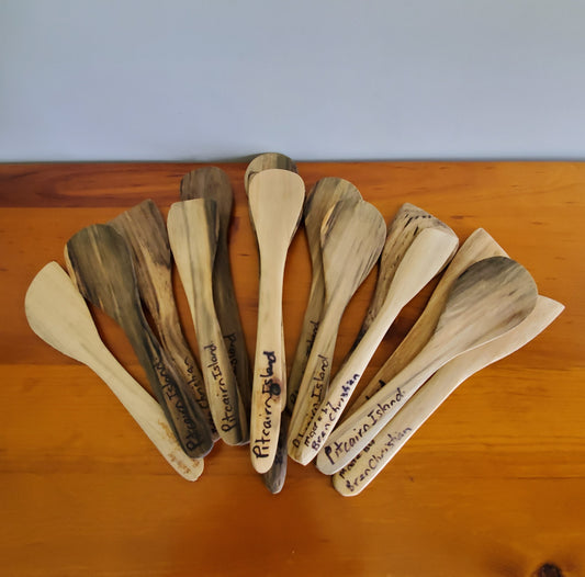 Cuillères et spatules de service en bois de l'île de Pitcairn fabriquées à la main