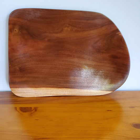 Handgemachte hölzerne Servierplatte aus lokalem Miro-Holz