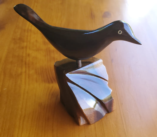 Pájaro de pie tallado a mano de madera de Miro local - en un soporte