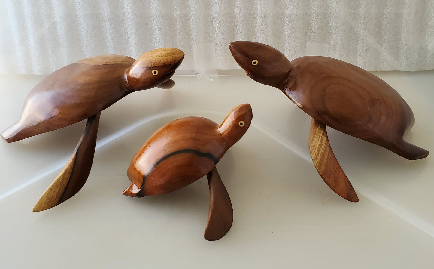 Un conjunto de 3 tortugas talladas a mano - de Local Miro Wood