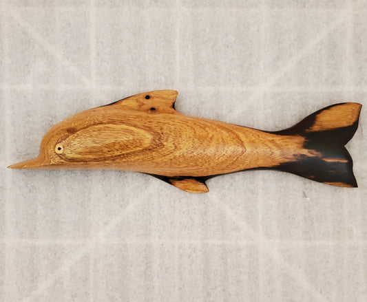 Delfín tallado a mano para colgar en la pared de madera local Tau.
