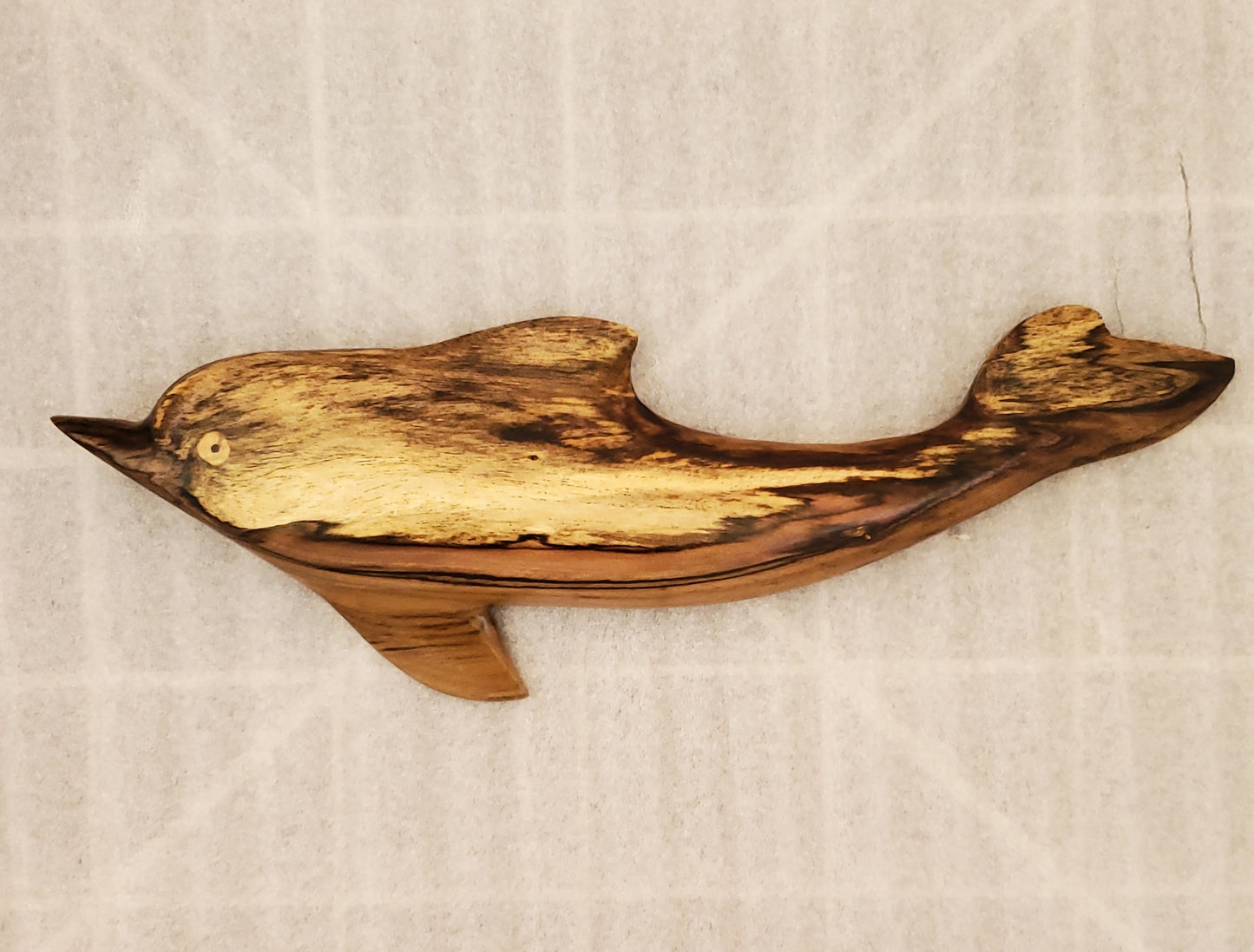 Delfín tallado a mano para colgar en la pared de madera de burau local.