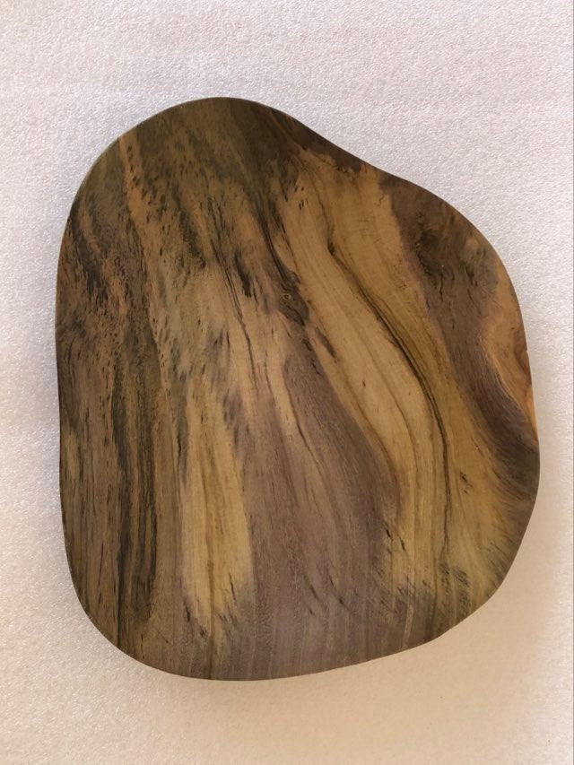 Handgefertigte Servierplatte aus lokalem Burau-Holz - unregelmäßige Form - mittelgroß -