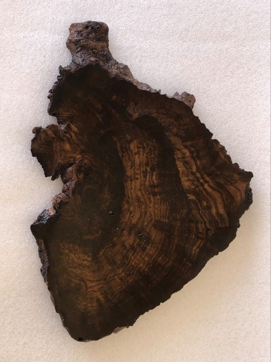 Handgefertigte Servierplatte aus heimischem Tau-Holz - Natürlicher Filigran-Look