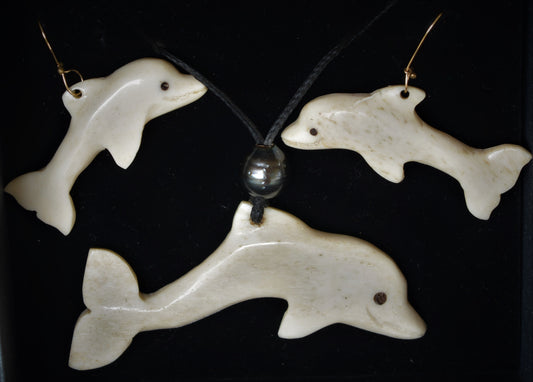 Juego de aretes y collar de delfines tallados a mano - Hueso de ganado y perla negra de Tahití