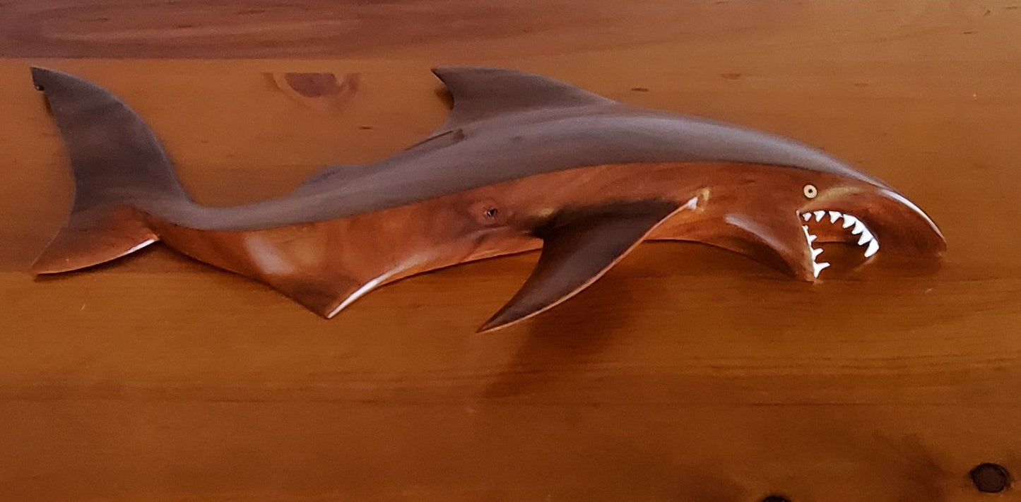Handgeschnitzte Hai-Wand, die vom lokalen Miro-Holz hängt - groß