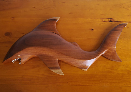 Colgante de pared de tiburón en madera local de Miro - Mediano