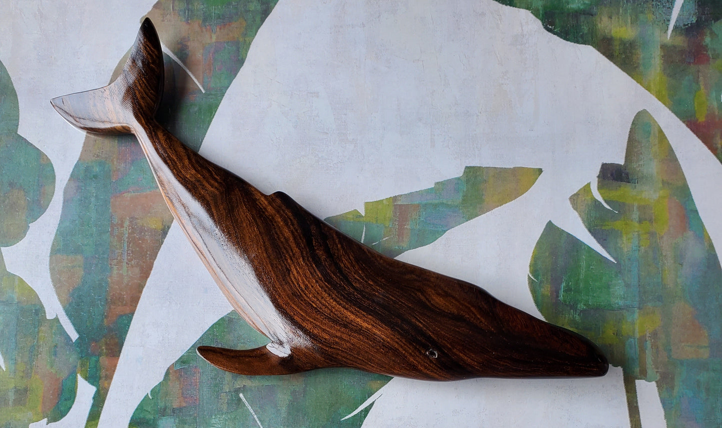 Ballena jorobada tallada a mano en madera local de Burau, Miro o Tau