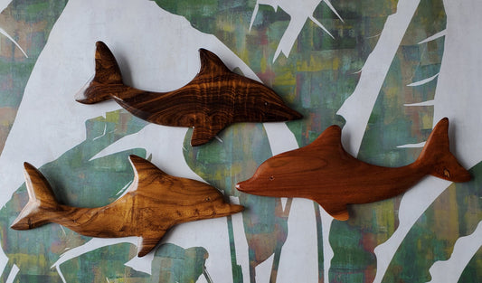 Handgeschnitzte Delphinwand, die aus lokalem Miro-, Burau- oder Tau-Holz hängt