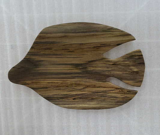 Fischförmige Servierplatte aus lokalem Burau-Holz