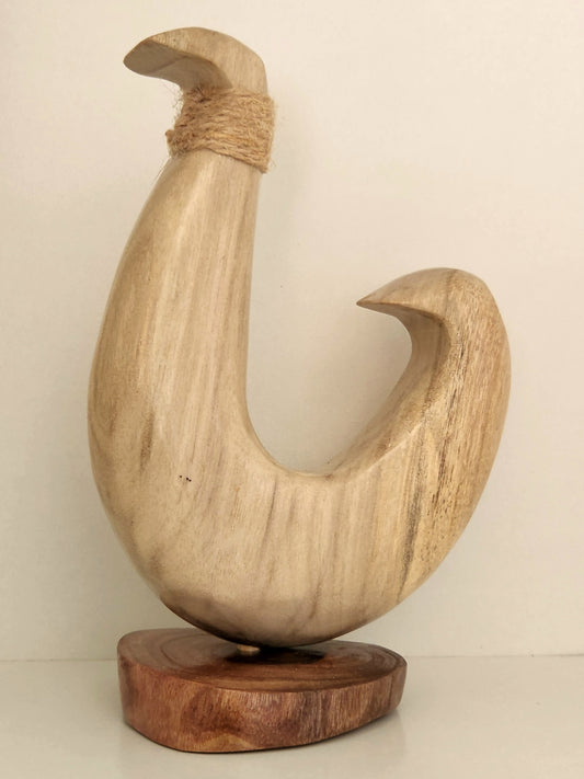 Anzuelo de Burau tallado a mano en un soporte de madera de Miro