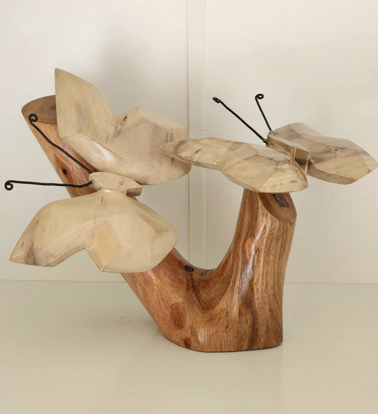 Mariposas Burau talladas a mano en un soporte de madera Miro