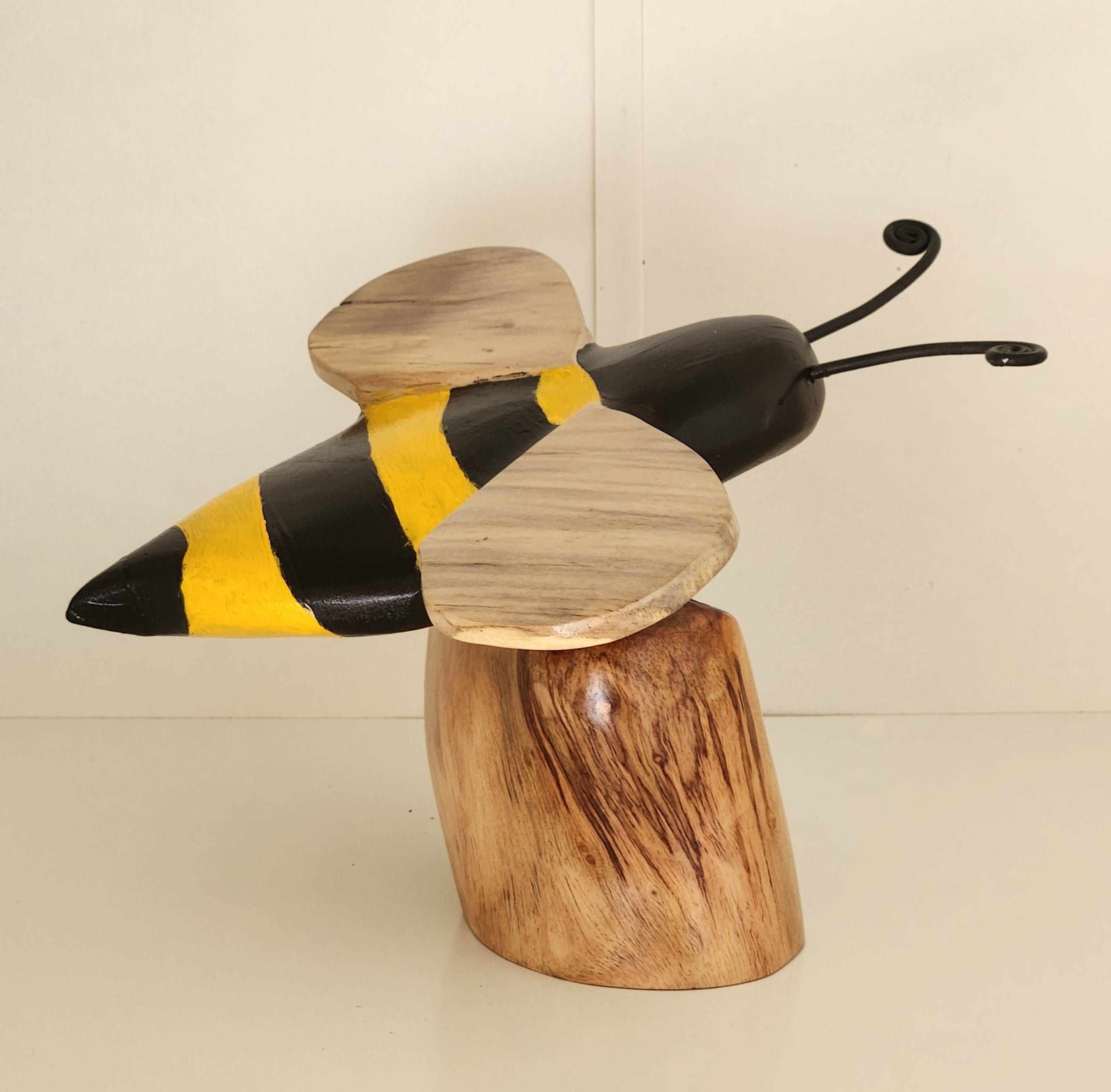 Pitcairn Buzzy Bee independiente tallada y pintada a mano en un soporte de madera Miro