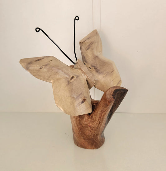 Mariposa Burau tallada a mano en un soporte de madera de Miro