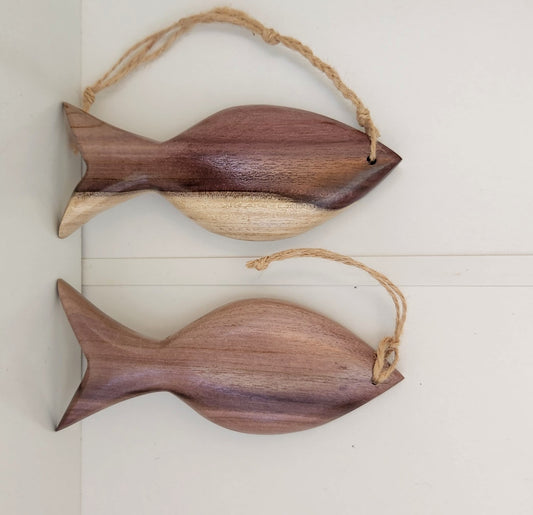 Juego de 2 peces colgantes tallados a mano en madera Burau local - Pequeño